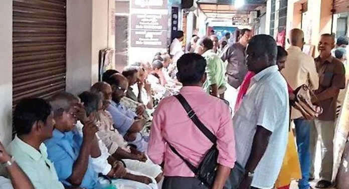 മേയ് ദിനത്തിന്റെ അവധിക്കു ശേഷം തുറന്ന അടൂർ സബ് ട്രഷറിയിൽ വൻ തിരക്ക് മേയ് ദിനത്തിന്റെ അവധിക്കു ശേഷം തുറന്ന അടൂർ സബ് ട്രഷറിയിൽ വൻ തിരക്ക്