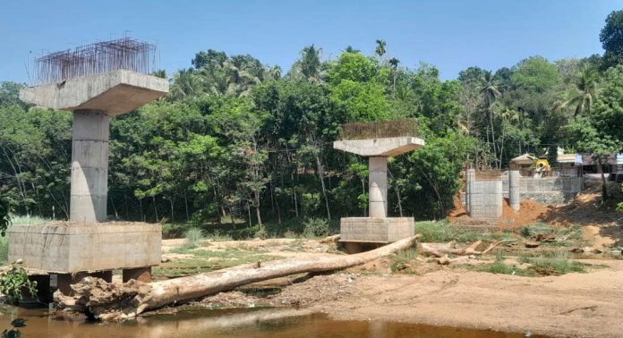 സ്ഥലം ഏറ്റെടുപ്പ് പൂർത്തിയായില്ല ; അരുവാപ്പുലം – ഐരവൺ പാലം നിർമ്മാണം പ്രതിസന്ധിയിൽ സ്ഥലം ഏറ്റെടുപ്പ് പൂർത്തിയായില്ല ; അരുവാപ്പുലം – ഐരവൺ പാലം നിർമ്മാണം പ്രതിസന്ധിയിൽ