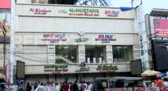 അൽ മുക്താദിർ ജ്വല്ലറി കേന്ദ്ര ഏജൻസികളുടെ റഡാറിൽ ആദായനികുതി വകുപ്പ് നടത്തിയ പരിശോധനയിൽ 380 കോടിയുടെ നികുതി വെട്ടിപ്പ് കണ്ടെത്തി അൽ മുക്താദിർ ജ്വല്ലറി കേന്ദ്ര ഏജൻസികളുടെ റഡാറിൽ ആദായനികുതി വകുപ്പ് നടത്തിയ പരിശോധനയിൽ 380 കോടിയുടെ നികുതി വെട്ടിപ്പ് കണ്ടെത്തി