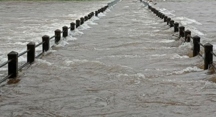 കനത്ത മഴ ; അരയാഞ്ഞിലിമണ് കോസ്വേ വെള്ളത്തിൽ മുങ്ങി കനത്ത മഴ ; അരയാഞ്ഞിലിമണ് കോസ്വേ വെള്ളത്തിൽ മുങ്ങി