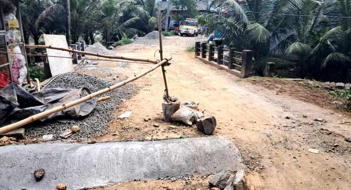 കരാറുകാരൻ പാലം വലിച്ചു ; നാട്ടുകാർ കൈകോർത്ത് അത്തിക്കയം കൊച്ചുപാലത്തിന് പുതുജീവൻ നല്കി കരാറുകാരൻ പാലം വലിച്ചു ; നാട്ടുകാർ കൈകോർത്ത് അത്തിക്കയം കൊച്ചുപാലത്തിന് പുതുജീവൻ നല്കി