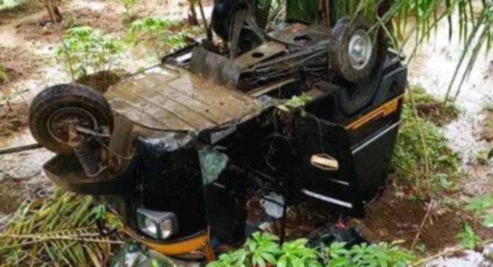 അട്ടച്ചാക്കൽ വഞ്ചിപ്പടിയിൽ നിയന്ത്രണം വിട്ട ഓട്ടോറിക്ഷാ തലകീഴായി മറിഞ്ഞു അട്ടച്ചാക്കൽ വഞ്ചിപ്പടിയിൽ നിയന്ത്രണം വിട്ട ഓട്ടോറിക്ഷാ തലകീഴായി മറിഞ്ഞു