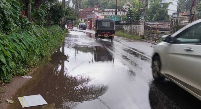 മഴ പെയ്താൽ റാന്നി ടൗണിലെ ഇട്ടിയപ്പാറ ബൈപ്പാസിൽ അതിരൂക്ഷമായ വെള്ളക്കെട്ടെന്ന് ആരോപണം മഴ പെയ്താൽ റാന്നി ടൗണിലെ ഇട്ടിയപ്പാറ ബൈപ്പാസിൽ അതിരൂക്ഷമായ വെള്ളക്കെട്ടെന്ന് ആരോപണം