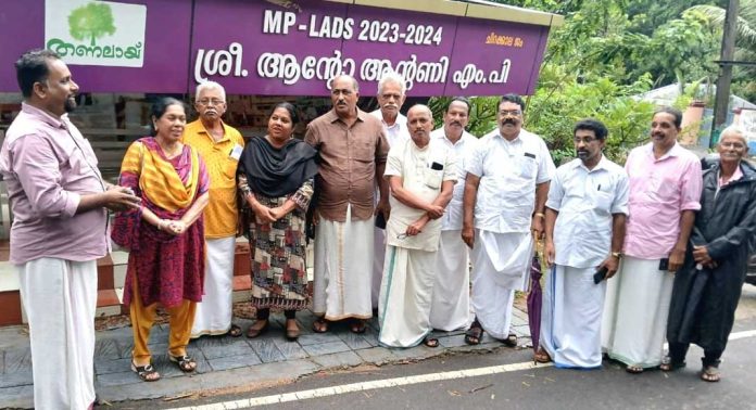 നാഷണൽ പെർമിറ്റ് ടോറസ് ലോറി ഇടിച്ചു തകർത്ത ചിറക്കാല ബസ് കാത്തിരിപ്പ് കേന്ദ്രം കുറ്റക്കാരെ കണ്ടെത്തി പുനർനിർമ്മിക്കാൻ നടപടി എടുക്കണം നാഷണൽ പെർമിറ്റ് ടോറസ് ലോറി ഇടിച്ചു തകർത്ത ചിറക്കാല ബസ് കാത്തിരിപ്പ് കേന്ദ്രം കുറ്റക്കാരെ കണ്ടെത്തി പുനർനിർമ്മിക്കാൻ നടപടി എടുക്കണം