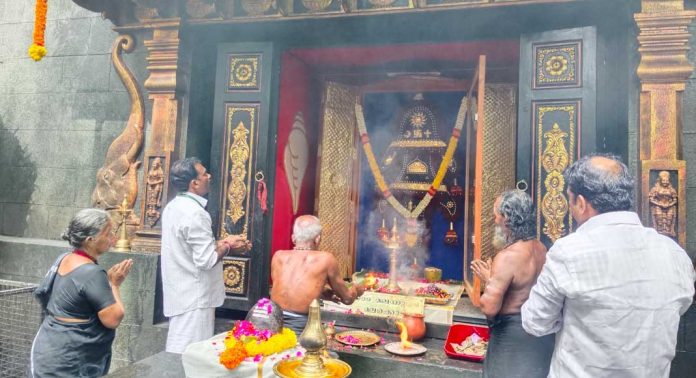 കല്ലേലിക്കാവിൽ മലക്കൊടി, മല വില്ല് പൂജ നടന്നു കല്ലേലിക്കാവിൽ മലക്കൊടി, മല വില്ല് പൂജ നടന്നു