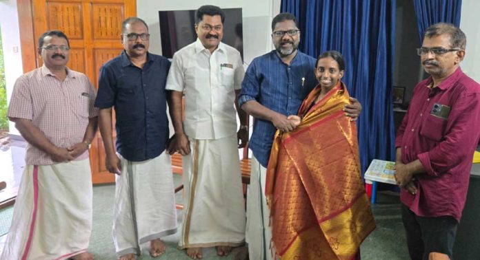 സ്കൂള് പ്രവേശനോല്സവ ഗാനം – ഭദ്രാ ഹരിയെ ഡെപ്യൂട്ടി സ്പീക്കര് ആദരിച്ചു സ്കൂള് പ്രവേശനോല്സവ ഗാനം – ഭദ്രാ ഹരിയെ ഡെപ്യൂട്ടി സ്പീക്കര് ആദരിച്ചു