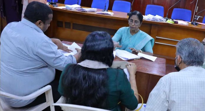 വനിതാ കമ്മീഷന് അദാലത്ത് : 17 പരാതിക്ക് പരിഹാരം വനിതാ കമ്മീഷന് അദാലത്ത് : 17 പരാതിക്ക് പരിഹാരം
