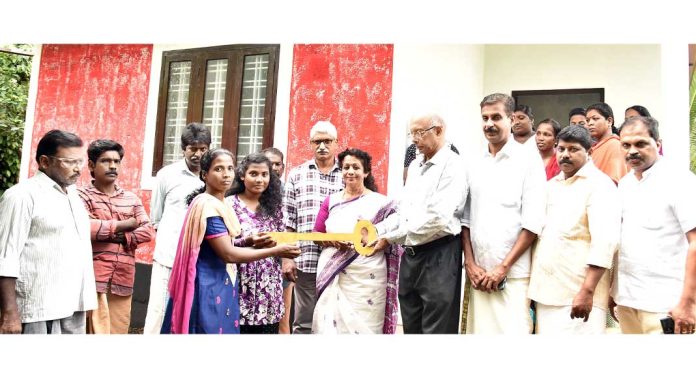 ഡോ.എം. എസ്. സുനിലിന്റെ 353 -മത് സ്നേഹഭവനം വിധവയായ സന്ധ്യയ്ക്കും കുടുംബത്തിനും ഡോ.എം. എസ്. സുനിലിന്റെ 353 -മത് സ്നേഹഭവനം വിധവയായ സന്ധ്യയ്ക്കും കുടുംബത്തിനും