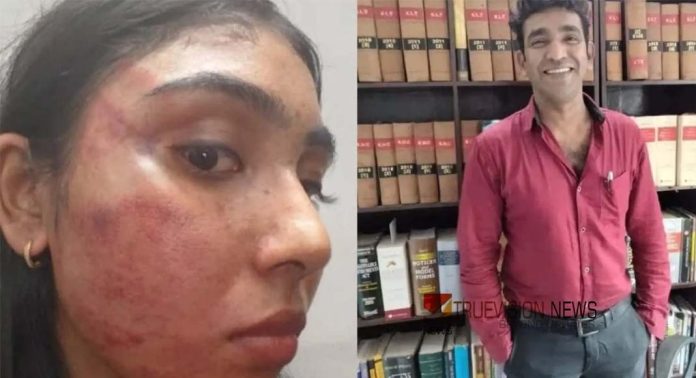 യുവ അഭിഭാഷകയെ മര്ദിച്ച സീനിയര് അഭിഭാഷകന് ബെയ് ലിന് ദാസിനെ ഇന്ന് കോടതിയില് ഹാജരാക്കും യുവ അഭിഭാഷകയെ മര്ദിച്ച സീനിയര് അഭിഭാഷകന് ബെയ് ലിന് ദാസിനെ ഇന്ന് കോടതിയില് ഹാജരാക്കും