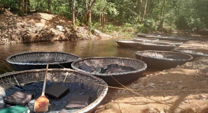 അടവി കുട്ടവഞ്ചി സവാരി കേന്ദ്രം മുന്നറിയിപ്പില്ലാതെ അടച്ചു : നിരാശരായി വിനോദ സഞ്ചാരികൾ അടവി കുട്ടവഞ്ചി സവാരി കേന്ദ്രം മുന്നറിയിപ്പില്ലാതെ അടച്ചു : നിരാശരായി വിനോദ സഞ്ചാരികൾ
