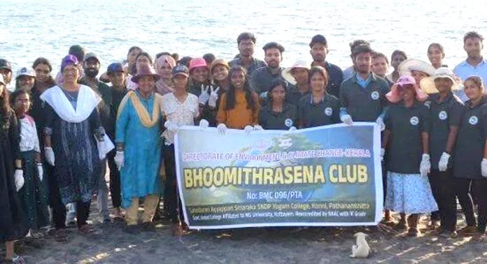ഭൂമിത്രസേന ക്ലബിനുള്ള പുരസ്കാരം കോന്നി സഹോദരൻ അയ്യപ്പൻ സ്മാരക എസ്.എൻ.ഡി.പി. യോഗം കോളേജിലെ ഭൂമിത്ര സേനാ ക്ലബിന് ഭൂമിത്രസേന ക്ലബിനുള്ള പുരസ്കാരം കോന്നി സഹോദരൻ അയ്യപ്പൻ സ്മാരക എസ്.എൻ.ഡി.പി. യോഗം കോളേജിലെ ഭൂമിത്ര സേനാ ക്ലബിന്