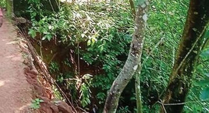 എഴുമറ്റൂർ അംബേദ്കർ ഗ്രാമത്തിലേക്കുള്ള നടവഴിയുടെ സംരക്ഷണഭിത്തി തകർന്നുവീണു എഴുമറ്റൂർ അംബേദ്കർ ഗ്രാമത്തിലേക്കുള്ള നടവഴിയുടെ സംരക്ഷണഭിത്തി തകർന്നുവീണു