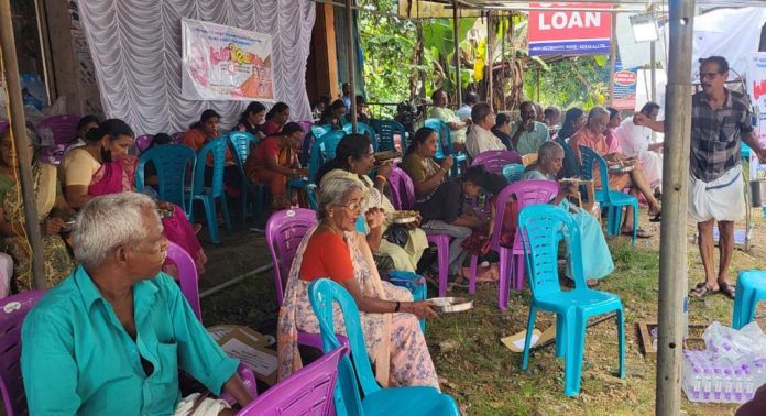 പെരുനാട് സർവീസ് സഹകരണ ബാങ്കിന് മുമ്പില് നിക്ഷേപകര് പട്ടിണി കഞ്ഞി വെച്ച് കുത്തിയിരിപ്പ് സമരം നടത്തി പെരുനാട് സർവീസ് സഹകരണ ബാങ്കിന് മുമ്പില് നിക്ഷേപകര് പട്ടിണി കഞ്ഞി വെച്ച് കുത്തിയിരിപ്പ് സമരം നടത്തി