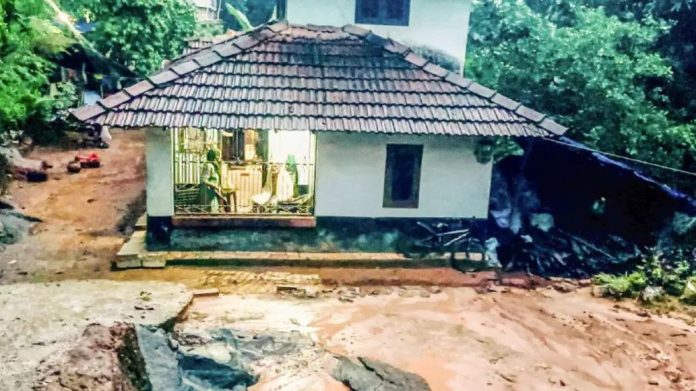 വട്ടപ്പാറയിൽ ആറുവരിപ്പാത വികസനം ; ഡ്രൈനേജ് വെള്ളവും ചളിയും വീടുകളിൽ – ദുരിതത്തിലായി വട്ടപ്പാറ നിവാസികൾ വട്ടപ്പാറയിൽ ആറുവരിപ്പാത വികസനം ; ഡ്രൈനേജ് വെള്ളവും ചളിയും വീടുകളിൽ – ദുരിതത്തിലായി വട്ടപ്പാറ നിവാസികൾ