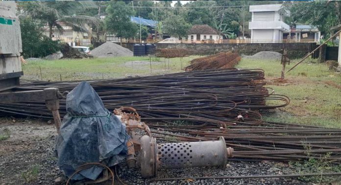 അധ്യയന വർഷം ആരംഭിക്കാൻ ദിവസങ്ങൾ മാത്രം ബാക്കി നിൽക്കുമ്പോഴും പേരൂർകുളം സ്കൂളിന്റെ നിർമ്മാണ പ്രവർത്തനങ്ങൾ എങ്ങും എത്തിയില്ല അധ്യയന വർഷം ആരംഭിക്കാൻ ദിവസങ്ങൾ മാത്രം ബാക്കി നിൽക്കുമ്പോഴും പേരൂർകുളം സ്കൂളിന്റെ നിർമ്മാണ പ്രവർത്തനങ്ങൾ എങ്ങും എത്തിയില്ല