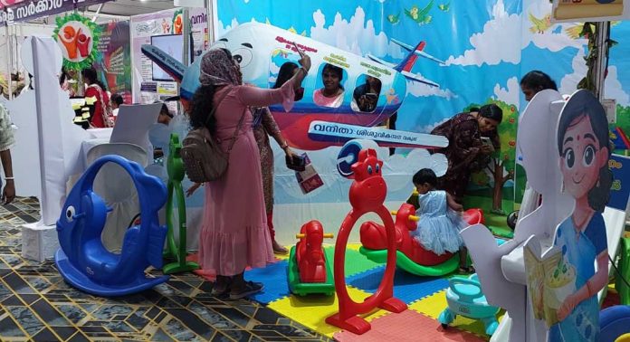 കളിയില് അല്പം കാര്യവുമായി വനിതാ ശിശുവികസന വകുപ്പ് സ്റ്റാള് കളിയില് അല്പം കാര്യവുമായി വനിതാ ശിശുവികസന വകുപ്പ് സ്റ്റാള്