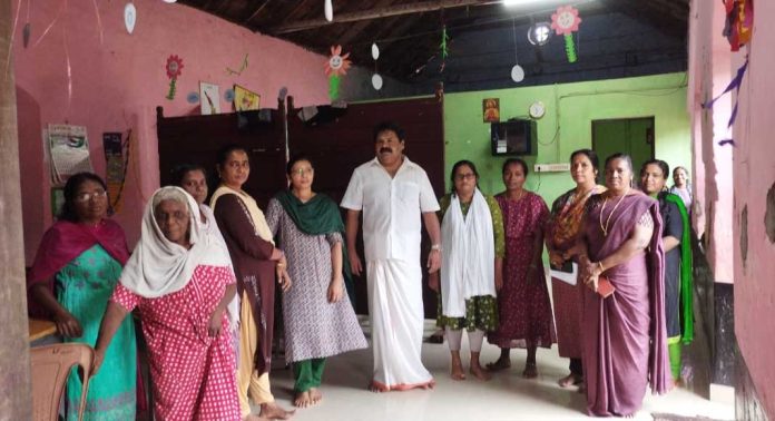 തോട്ടപ്പുഴശ്ശേരി ഗ്രാമപഞ്ചായത്ത് പ്രദേശങ്ങളില് വെള്ളം കയറിയ വീടുകളുള്ള ഭാഗങ്ങളില് നിന്നും ആളുകളെ ഒഴിപ്പിച്ച് വിവിധ ക്യാമ്പുകളിലാക്കി തോട്ടപ്പുഴശ്ശേരി ഗ്രാമപഞ്ചായത്ത് പ്രദേശങ്ങളില് വെള്ളം കയറിയ വീടുകളുള്ള ഭാഗങ്ങളില് നിന്നും ആളുകളെ ഒഴിപ്പിച്ച് വിവിധ ക്യാമ്പുകളിലാക്കി