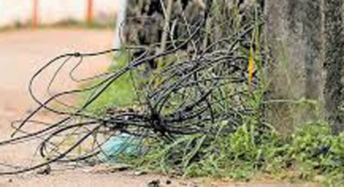 തലങ്ങും വിലങ്ങും കേബിളുകള് ; വീര്പ്പ് മുട്ടി കോഴഞ്ചേരി തലങ്ങും വിലങ്ങും കേബിളുകള് ; വീര്പ്പ് മുട്ടി കോഴഞ്ചേരി