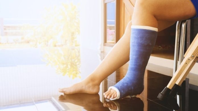 മലപ്പുറത്ത് കളിക്കുന്നതിനിടെ 13കാരന്റെ കാലില് കമ്പി തുളച്ചുകയറി പരിക്ക് മലപ്പുറത്ത് കളിക്കുന്നതിനിടെ 13കാരന്റെ കാലില് കമ്പി തുളച്ചുകയറി പരിക്ക്