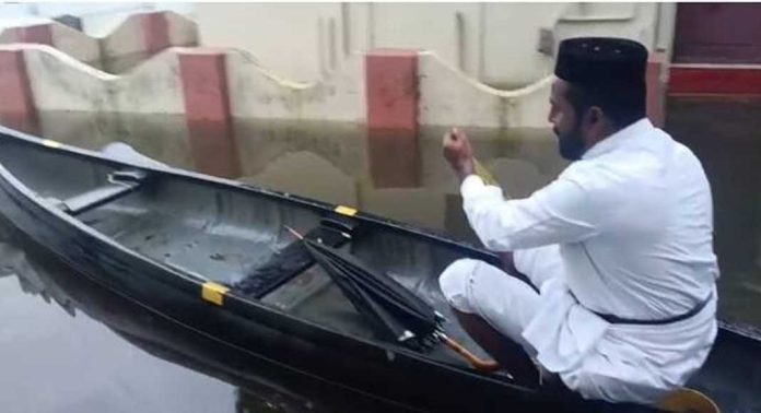 തിരുവല്ലയിലെ മേപ്രാലിൽ വെള്ളത്താൽ ചുറ്റപ്പെട്ട പള്ളിയിൽ സന്ധ്യ നമസ്കാരത്തിനായി പള്ളി വികാരി എത്തിയത് വള്ളത്തിൽ തിരുവല്ലയിലെ മേപ്രാലിൽ വെള്ളത്താൽ ചുറ്റപ്പെട്ട പള്ളിയിൽ സന്ധ്യ നമസ്കാരത്തിനായി പള്ളി വികാരി എത്തിയത് വള്ളത്തിൽ