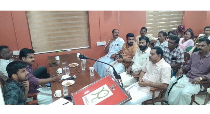 കുട്ടവഞ്ചി സമരം ; 60 വയസ് കഴിഞ്ഞവർ ജോലിയിൽ തുടരുവാൻ യോഗത്തിൽ തീരുമാനം കുട്ടവഞ്ചി സമരം ; 60 വയസ് കഴിഞ്ഞവർ ജോലിയിൽ തുടരുവാൻ യോഗത്തിൽ തീരുമാനം