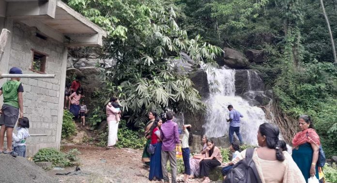 അടവികുട്ടവഞ്ചി സവാരി കേന്ദ്രത്തിലും മണ്ണീറ വെള്ളച്ചാട്ടത്തിലും വൻ തിരക്ക് അടവികുട്ടവഞ്ചി സവാരി കേന്ദ്രത്തിലും മണ്ണീറ വെള്ളച്ചാട്ടത്തിലും വൻ തിരക്ക്