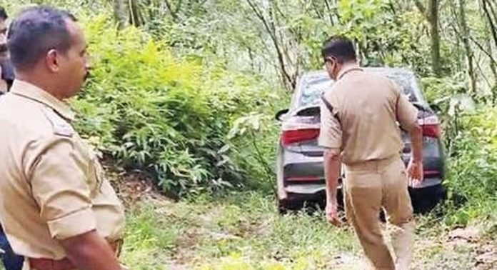 ഗൂഗിൾമാപ്പ് നോക്കി സഞ്ചരിച്ച പത്തനംതിട്ട സ്വദേശി മലഞ്ചെരുവിൽ അകപെട്ടു ; രക്ഷപെടുത്തി അടൂര് അഗ്നിരക്ഷാസേന ഗൂഗിൾമാപ്പ് നോക്കി സഞ്ചരിച്ച പത്തനംതിട്ട സ്വദേശി മലഞ്ചെരുവിൽ അകപെട്ടു ; രക്ഷപെടുത്തി അടൂര് അഗ്നിരക്ഷാസേന