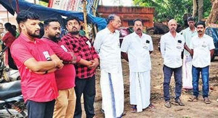 ഗതാഗതമന്ത്രിയുടെ നിലപാടുകളിൽ പ്രതിഷേധിച്ച് ഓൾ കേരള ഡ്രൈവിംഗ് സ്കൂൾ വർക്കേഴ്സ് യൂണിയൻ ചേർത്തല മേഖലാ കമ്മിറ്റി കരിദിനമാചരിച്ചു ഗതാഗതമന്ത്രിയുടെ നിലപാടുകളിൽ പ്രതിഷേധിച്ച് ഓൾ കേരള ഡ്രൈവിംഗ് സ്കൂൾ വർക്കേഴ്സ് യൂണിയൻ ചേർത്തല മേഖലാ കമ്മിറ്റി കരിദിനമാചരിച്ചു