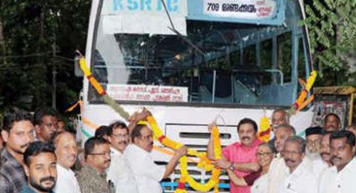 ചെങ്ങന്നൂർ-മുണ്ടക്കയം റൂട്ടിൽ കെഎസ്ആർടിസി ആരംഭിച്ച പുതിയ സർവീസിന് അയിരൂർ തേക്കുങ്കൽ ജംഗ്ഷനില് നാട്ടുകാർ വരവേൽപ് നൽകി ചെങ്ങന്നൂർ-മുണ്ടക്കയം റൂട്ടിൽ കെഎസ്ആർടിസി ആരംഭിച്ച പുതിയ സർവീസിന് അയിരൂർ തേക്കുങ്കൽ ജംഗ്ഷനില് നാട്ടുകാർ വരവേൽപ് നൽകി