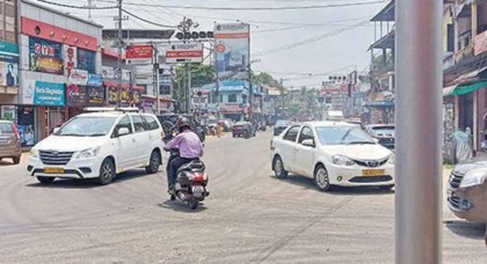 ചെങ്ങന്നൂർ നഗരത്തിലെ ഗതാഗതപരിഷ്കാരം ; യാത്രക്കാർ ആശയക്കുഴപ്പത്തിൽ ചെങ്ങന്നൂർ നഗരത്തിലെ ഗതാഗതപരിഷ്കാരം ; യാത്രക്കാർ ആശയക്കുഴപ്പത്തിൽ