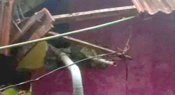 കാറ്റ് ; ചിറ്റാര് തെക്കേക്കരയിൽ വൈദ്യുതി പോസ്റ്റ് ഒടിഞ്ഞ് വീടിന് മുകളിൽ വീണു കാറ്റ് ; ചിറ്റാര് തെക്കേക്കരയിൽ വൈദ്യുതി പോസ്റ്റ് ഒടിഞ്ഞ് വീടിന് മുകളിൽ വീണു