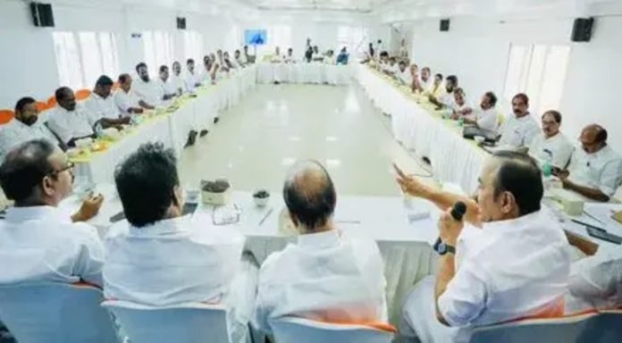 കെപിസിസിയിൽ സമ്പൂര്ണ അഴിച്ചുപണിക്ക് ഹൈക്കമാൻഡ് ഒരുങ്ങുന്നു കെപിസിസിയിൽ സമ്പൂര്ണ അഴിച്ചുപണിക്ക് ഹൈക്കമാൻഡ് ഒരുങ്ങുന്നു