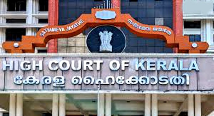 വീട്ടില് നടന്ന പ്രസവത്തെത്തുടര്ന്ന് യുവതി മരിച്ച സംഭവത്തില് ആരോഗ്യവകുപ്പിനോട് ഹൈക്കോടതി റിപ്പോർട്ട് ആവശ്യപ്പെട്ടു വീട്ടില് നടന്ന പ്രസവത്തെത്തുടര്ന്ന് യുവതി മരിച്ച സംഭവത്തില് ആരോഗ്യവകുപ്പിനോട് ഹൈക്കോടതി റിപ്പോർട്ട് ആവശ്യപ്പെട്ടു