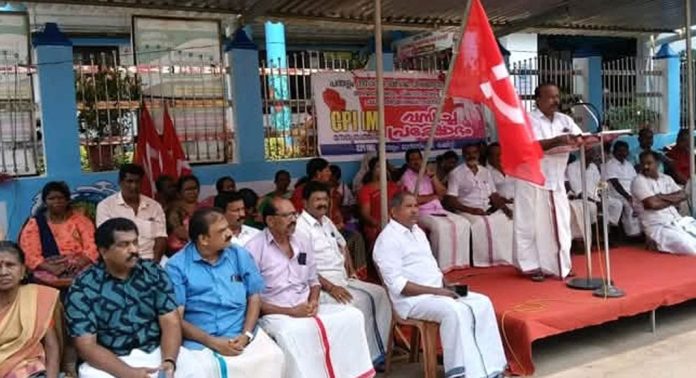സിപിഎം പന്തളം നഗരസഭാ കമ്മിറ്റി സമരം സംഘടിപ്പിച്ചു സിപിഎം പന്തളം നഗരസഭാ കമ്മിറ്റി സമരം സംഘടിപ്പിച്ചു