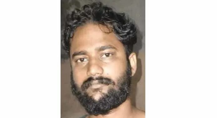 ഭക്ഷണം പാര്സല് വാങ്ങിയ മൂന്നംഗ സംഘത്തിനോട് പണം ആവശ്യപ്പെട്ടതിന് ഹോട്ടല് ഉടമയെ മര്ദ്ദിച്ചു ; ഒരാള് ഏനാത്ത് പോലീസിന്റെ പിടിയില് ഭക്ഷണം പാര്സല് വാങ്ങിയ മൂന്നംഗ സംഘത്തിനോട് പണം ആവശ്യപ്പെട്ടതിന് ഹോട്ടല് ഉടമയെ മര്ദ്ദിച്ചു ; ഒരാള് ഏനാത്ത് പോലീസിന്റെ പിടിയില്