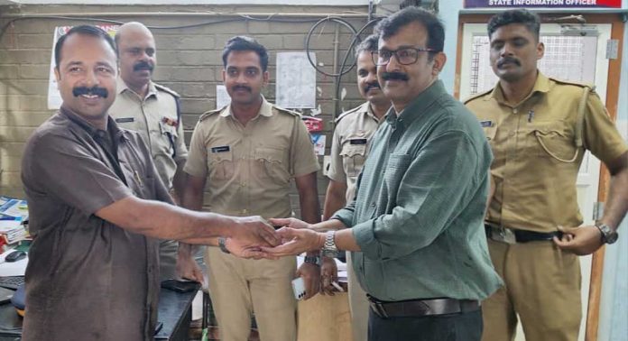 റാന്നിയിൽ കളഞ്ഞു പോയ സ്വര്ണ്ണമാല തിരികെ നല്കി പൊതുപ്രവര്ത്തകന് റാന്നിയിൽ കളഞ്ഞു പോയ സ്വര്ണ്ണമാല തിരികെ നല്കി പൊതുപ്രവര്ത്തകന്