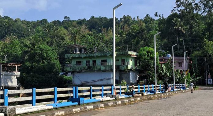 പെരുനാട് പൂവത്തുംമൂട് പാലത്തിലെ വെളിച്ചമില്ലായ്മക്ക് പരിഹാരം പെരുനാട് പൂവത്തുംമൂട് പാലത്തിലെ വെളിച്ചമില്ലായ്മക്ക് പരിഹാരം