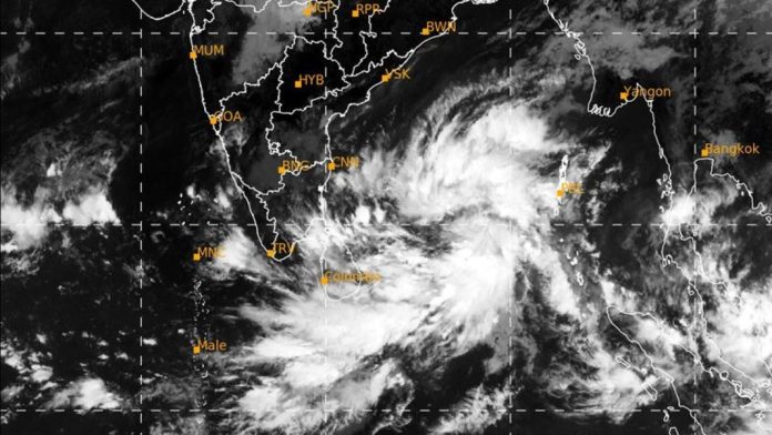 ആശങ്ക ഇരട്ടിയാക്കി മറ്റൊരു ന്യൂനമര്ദ്ദം രൂപപ്പെട്ടു ; വരും ദിവസങ്ങളിലും മഴ കനക്കും ആശങ്ക ഇരട്ടിയാക്കി മറ്റൊരു ന്യൂനമര്ദ്ദം രൂപപ്പെട്ടു ; വരും ദിവസങ്ങളിലും മഴ കനക്കും