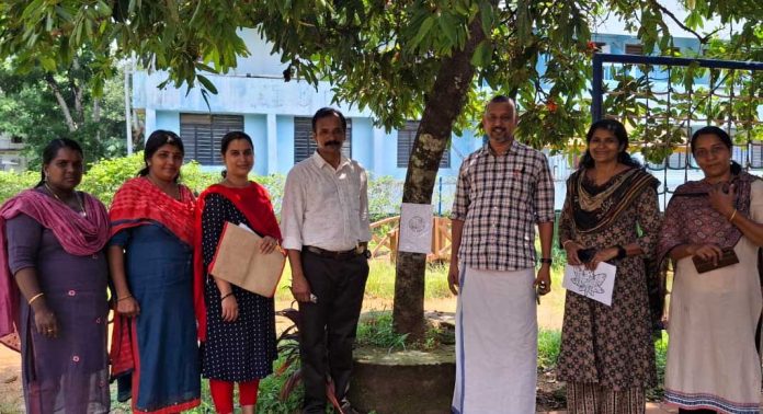 പഴവങ്ങാടി സ്കൂളിലെ മരമുത്തശ്ശിമാരിൽ ക്യൂ ആർ കോഡ് പതിപ്പിച്ചു പഴവങ്ങാടി സ്കൂളിലെ മരമുത്തശ്ശിമാരിൽ ക്യൂ ആർ കോഡ് പതിപ്പിച്ചു
