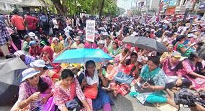 42 ദിവസമായി തുടരുന്ന നിരാഹാരസമരം പിൻവലിച്ച് ആശമാർ ; രാപകൽ സമരവുമായി മുന്നോട്ട് പോകും 42 ദിവസമായി തുടരുന്ന നിരാഹാരസമരം പിൻവലിച്ച് ആശമാർ ; രാപകൽ സമരവുമായി മുന്നോട്ട് പോകും