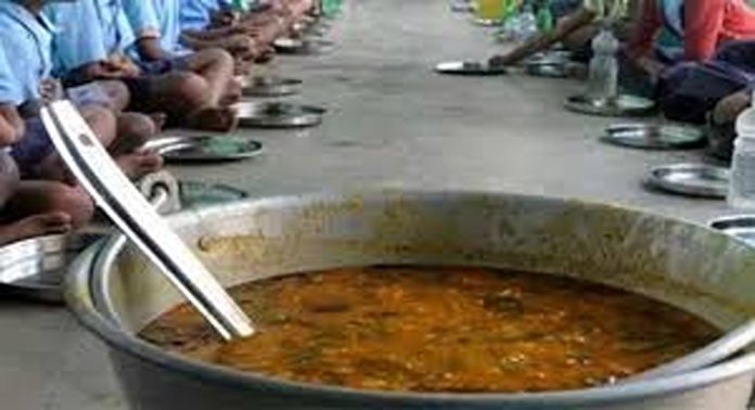 ചത്ത പാമ്പ് വീണ ഭക്ഷണം വിദ്യാർത്ഥികൾക്ക് നൽകി ; ദേശീയ മനുഷ്യാവകാശ കമ്മീഷൻ റിപ്പോർട്ട് തേടി ചത്ത പാമ്പ് വീണ ഭക്ഷണം വിദ്യാർത്ഥികൾക്ക് നൽകി ; ദേശീയ മനുഷ്യാവകാശ കമ്മീഷൻ റിപ്പോർട്ട് തേടി