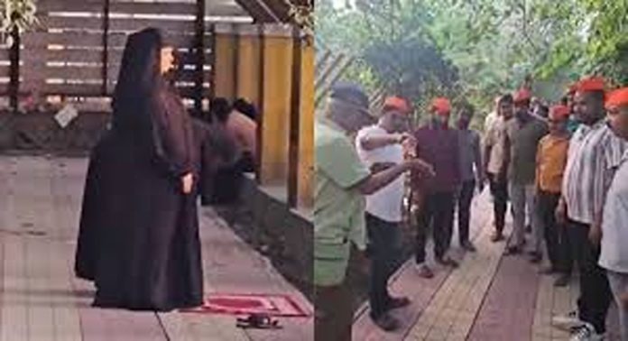 മഹാരാഷ്ട്രയിൽ രണ്ട് മുസ്ലിം സ്ത്രീകൾ നമസ്കരിച്ചതിന് പിന്നാലെ ഗോമൂത്രം തളിച്ച് ഹിന്ദുത്വവാദികൾ മഹാരാഷ്ട്രയിൽ രണ്ട് മുസ്ലിം സ്ത്രീകൾ നമസ്കരിച്ചതിന് പിന്നാലെ ഗോമൂത്രം തളിച്ച് ഹിന്ദുത്വവാദികൾ