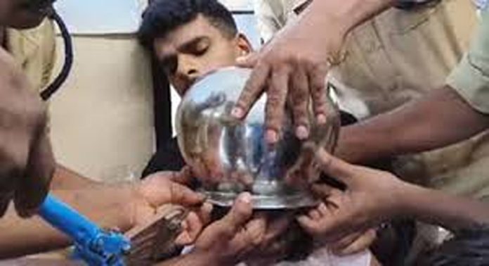 പാത്രത്തിൽ തല കുടുങ്ങിപ്പോയ രണ്ടു വയസുകാരനെ രക്ഷിച്ച് മട്ടന്നൂർ അഗ്നിരക്ഷാ സേന പാത്രത്തിൽ തല കുടുങ്ങിപ്പോയ രണ്ടു വയസുകാരനെ രക്ഷിച്ച് മട്ടന്നൂർ അഗ്നിരക്ഷാ സേന