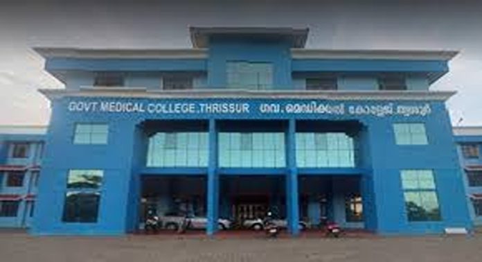 തൃശ്ശൂർ മെഡിക്കൽ കോളേജിൽ സെക്യൂരിറ്റിയെ പൂട്ടിയിട്ട ശേഷം എസി കത്തിച്ചു ; സെക്യൂരിറ്റിക്ക് പരിക്ക് തൃശ്ശൂർ മെഡിക്കൽ കോളേജിൽ സെക്യൂരിറ്റിയെ പൂട്ടിയിട്ട ശേഷം എസി കത്തിച്ചു ; സെക്യൂരിറ്റിക്ക് പരിക്ക്