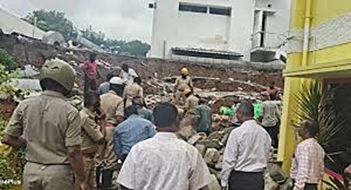 ബെംഗളൂരുവിൽ മഴക്കെടുതി ; മതിലിടിഞ്ഞുവീണ് മുപ്പത്തിയഞ്ചുകാരി മരിച്ചു ബെംഗളൂരുവിൽ മഴക്കെടുതി ; മതിലിടിഞ്ഞുവീണ് മുപ്പത്തിയഞ്ചുകാരി മരിച്ചു