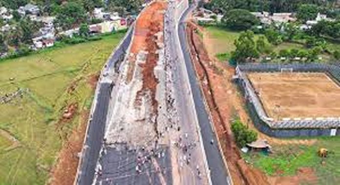 കോഴിക്കോട് പാലത്തിന്റെ അപ്രോച്ച് റോഡിന്റെ പാർശ്വഭിത്തി തകർന്നു കോഴിക്കോട് പാലത്തിന്റെ അപ്രോച്ച് റോഡിന്റെ പാർശ്വഭിത്തി തകർന്നു