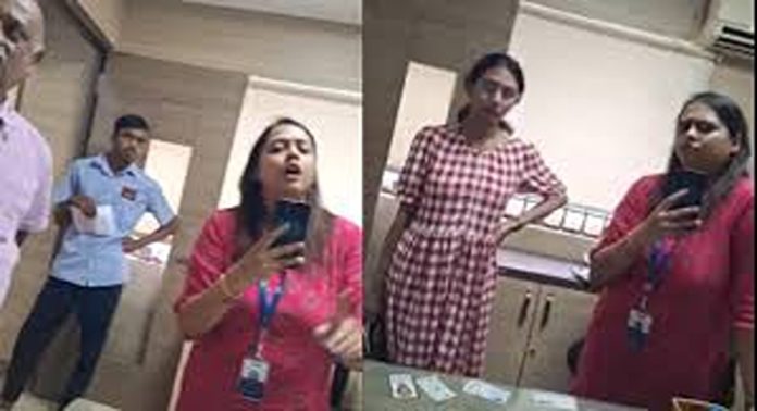 കന്നഡ സംസാരിക്കാൻ വിസമ്മതിച്ച എസ്ബിഐ ബാങ്ക് മാനേജരെ സ്ഥലംമാറ്റി കന്നഡ സംസാരിക്കാൻ വിസമ്മതിച്ച എസ്ബിഐ ബാങ്ക് മാനേജരെ സ്ഥലംമാറ്റി
