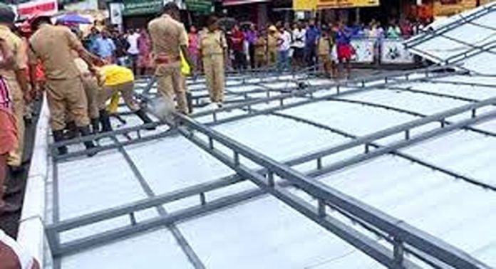 കനത്ത മഴയിൽ തൃശ്ശൂർ കോർപറേഷൻ കെട്ടിടത്തിൻ്റെ മേൽക്കൂര മറിഞ്ഞ് റോഡിലേക്ക് വീണു കനത്ത മഴയിൽ തൃശ്ശൂർ കോർപറേഷൻ കെട്ടിടത്തിൻ്റെ മേൽക്കൂര മറിഞ്ഞ് റോഡിലേക്ക് വീണു