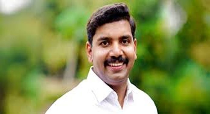 യുഡിഎഫ് സ്ഥാനാർഥി ആര്യാടൻ ഷൗക്കത്തിന് അഭിവാദ്യമർപ്പിച്ച് ഡിസിസി അധ്യക്ഷൻ വി.എസ് ജോയ് യുഡിഎഫ് സ്ഥാനാർഥി ആര്യാടൻ ഷൗക്കത്തിന് അഭിവാദ്യമർപ്പിച്ച് ഡിസിസി അധ്യക്ഷൻ വി.എസ് ജോയ്