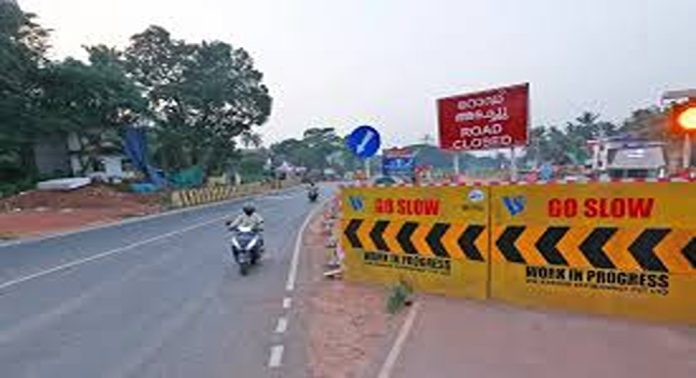 വീണ്ടും വിള്ളൽ ; വടകര മൂരാട് പാലത്തിന് സമീപം ഗതാഗതം ഭാഗികമായി നിരോധിച്ചു വീണ്ടും വിള്ളൽ ; വടകര മൂരാട് പാലത്തിന് സമീപം ഗതാഗതം ഭാഗികമായി നിരോധിച്ചു